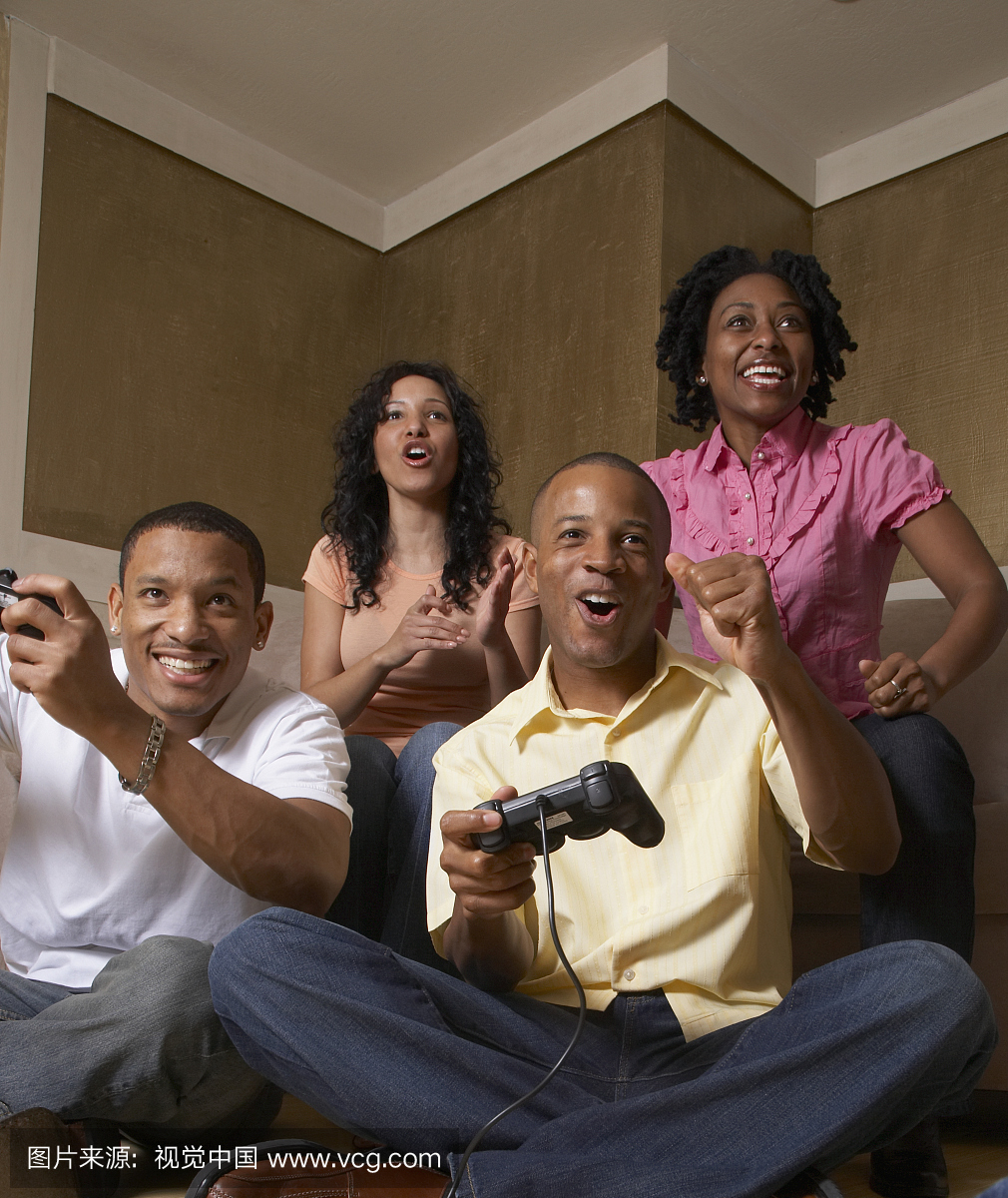 多种族朋友玩视频游戏