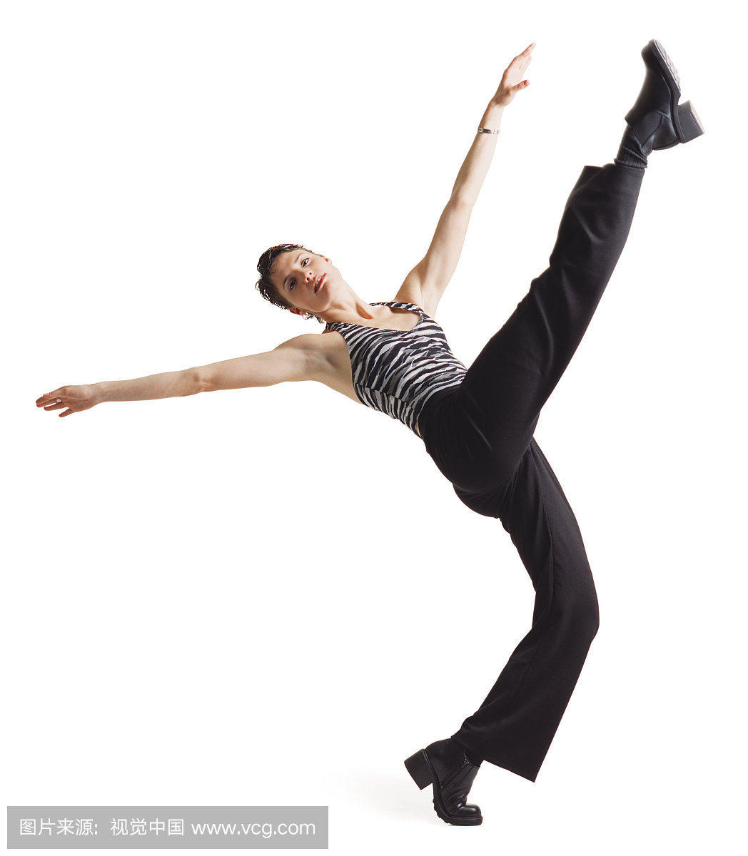 一个年轻的白人女性舞蹈家,在黑色的裤子和脱