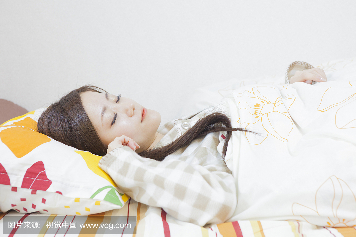 睡在床上的日本女人