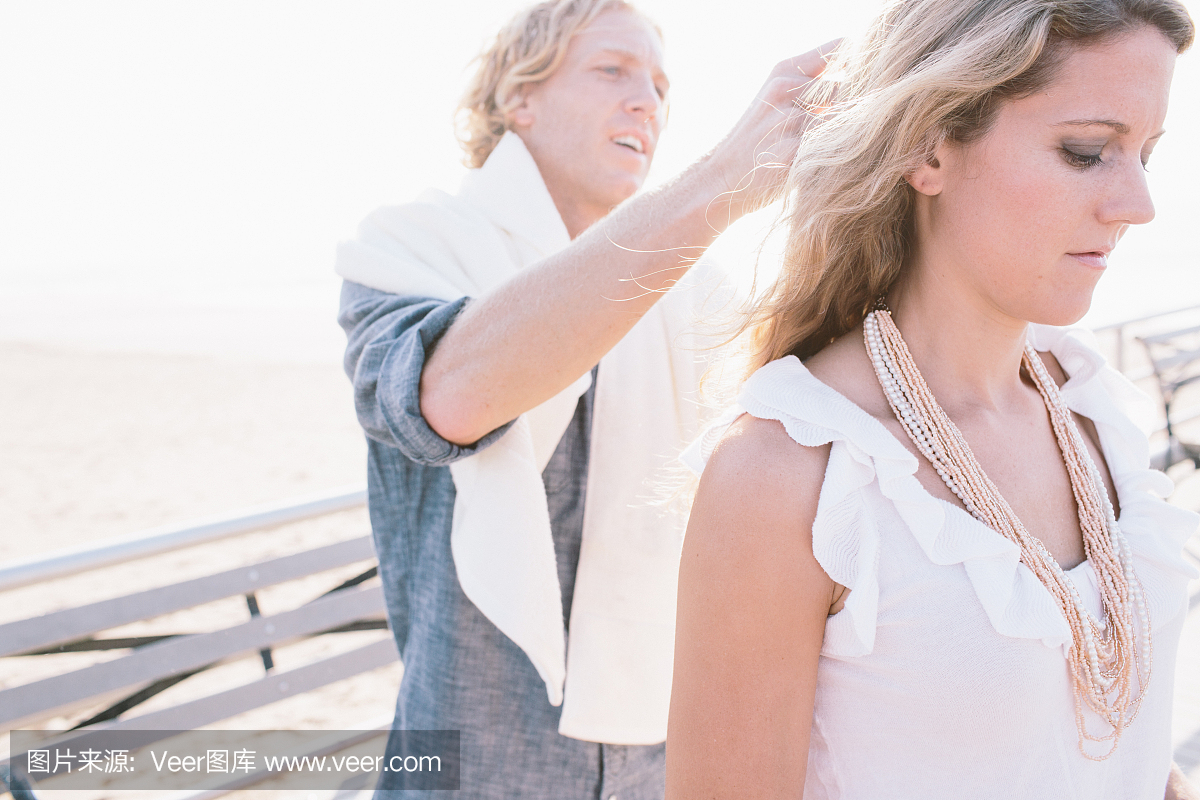 冲浪者帮助他的女朋友做她的头发