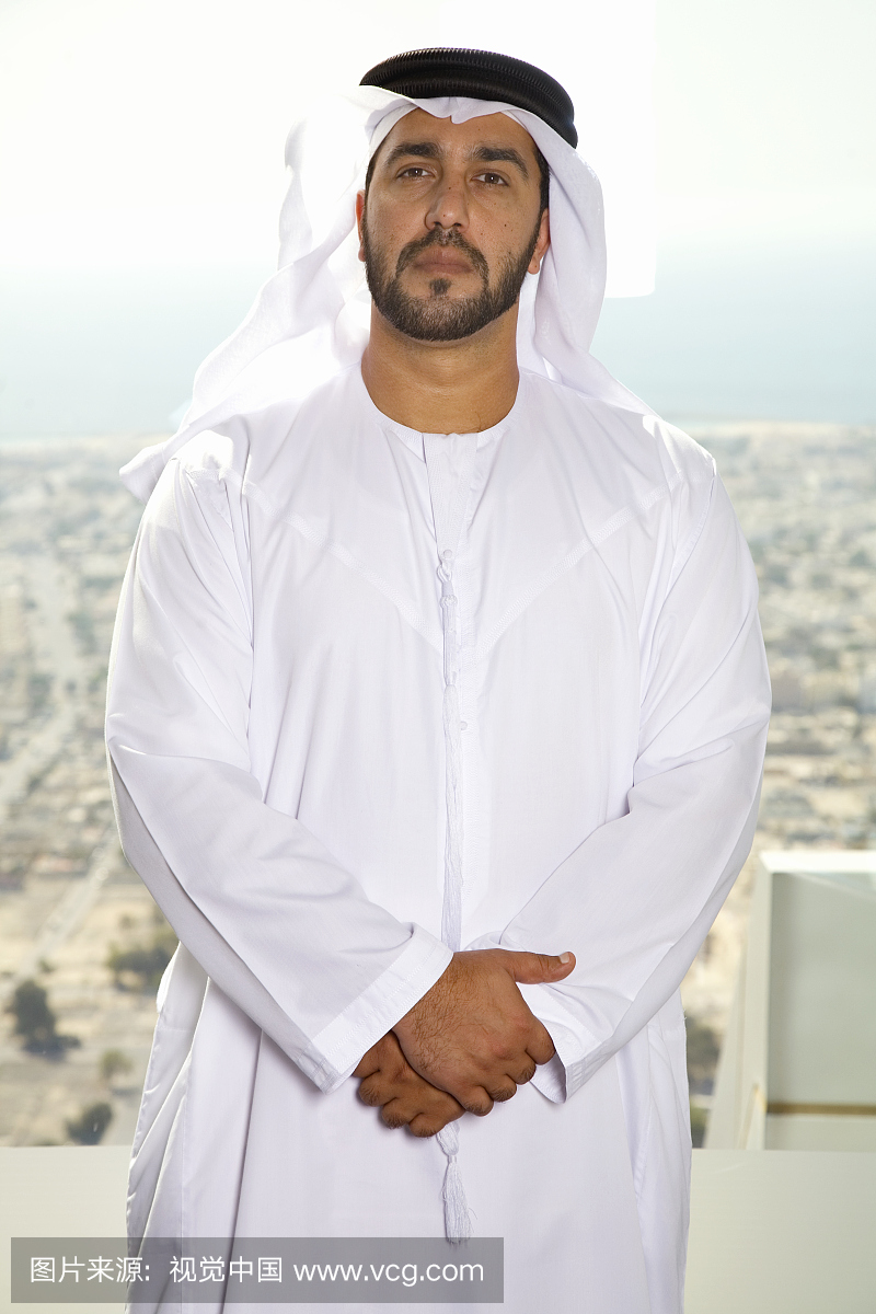 肖像的男子站着骄傲的中东传统服装,迪拜,阿联