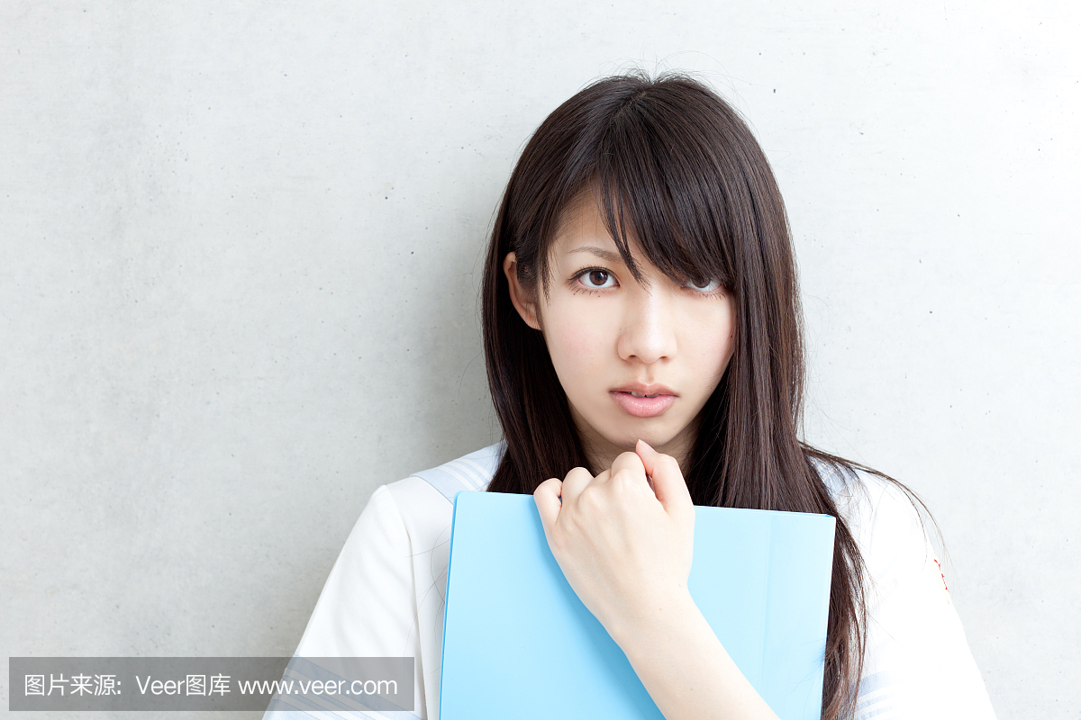 日本女高中学生拿着档案自己介绍高中作文的图片