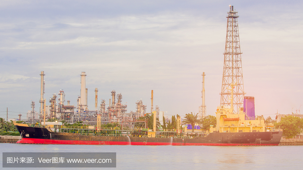 石油运输船在炼油厂