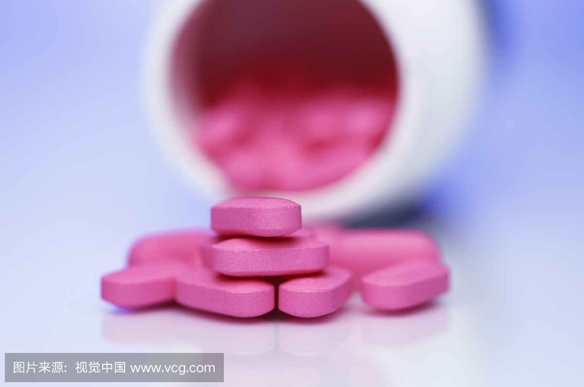 药瓶中的粉红色25mg苯海拉明抗组胺药
