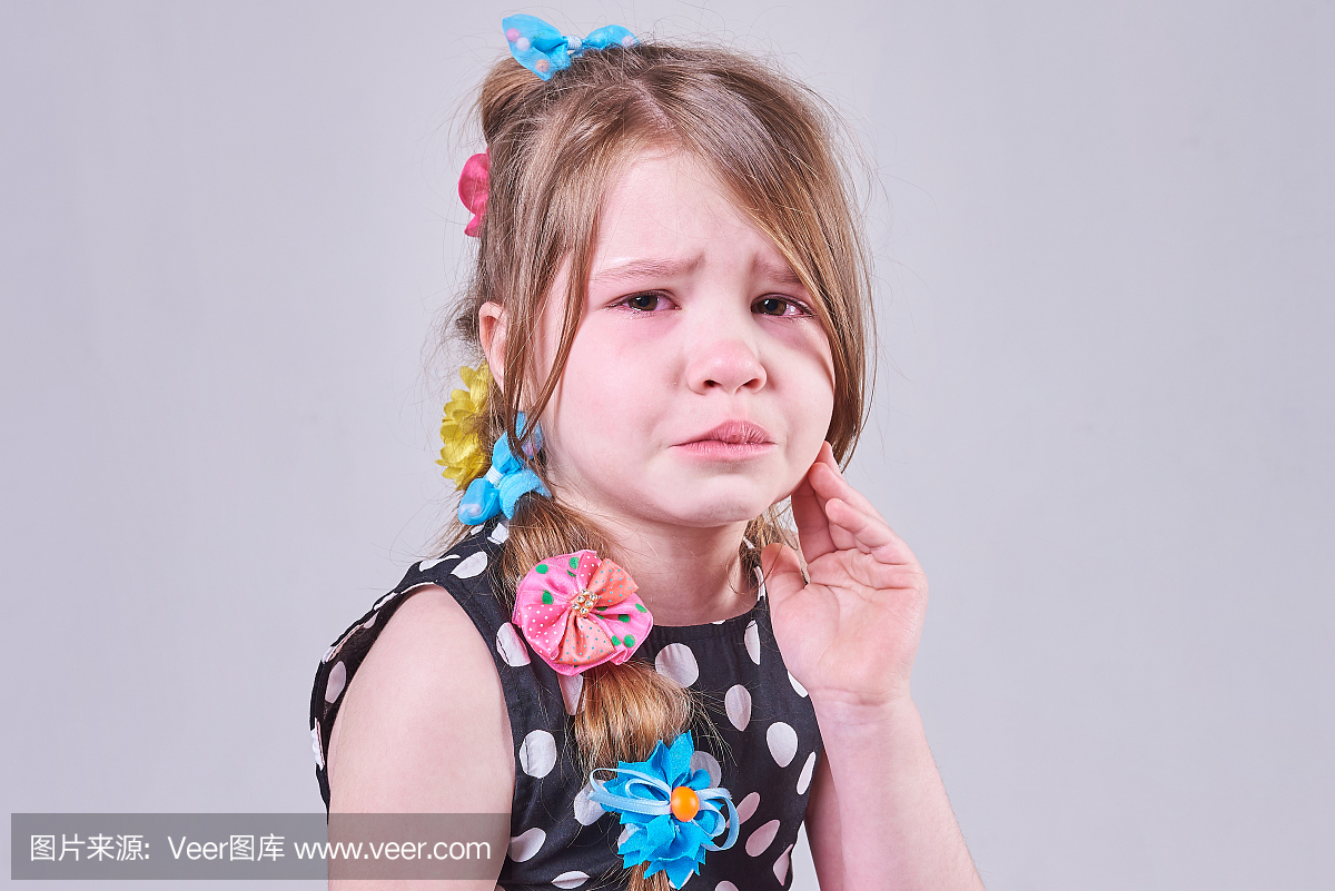 一个难过的小女孩脸上哭泣漂亮的图片,露出改天的表情表情图片