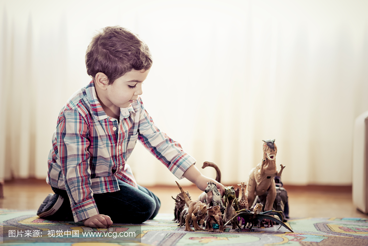 小男孩,3-4岁,玩玩具恐龙在家里