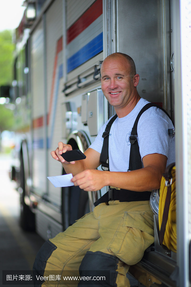 消防员用手机存放支票