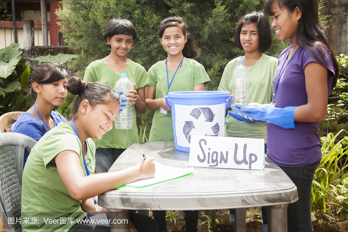 青少年在回收志愿者登记表上注册。多族裔群体