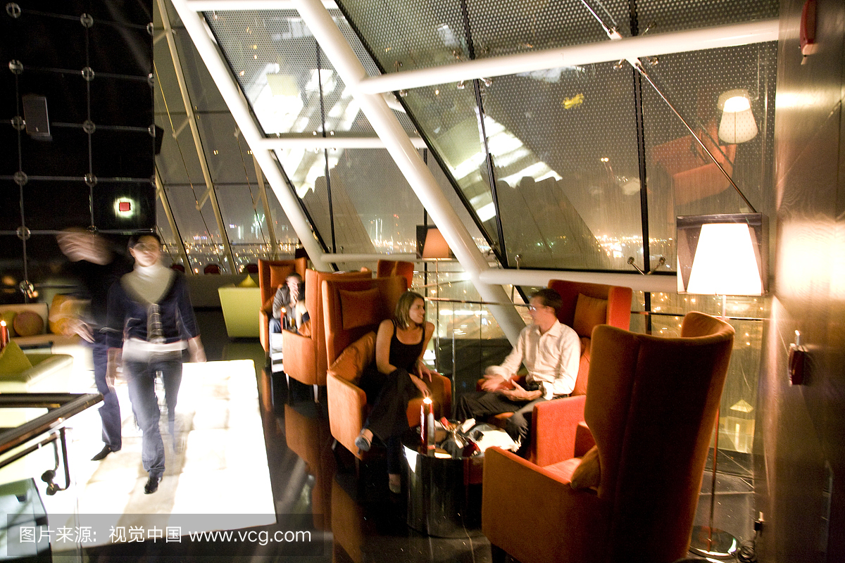 客人可以在中国月亮香槟酒吧,莱佛士酒店,迪拜