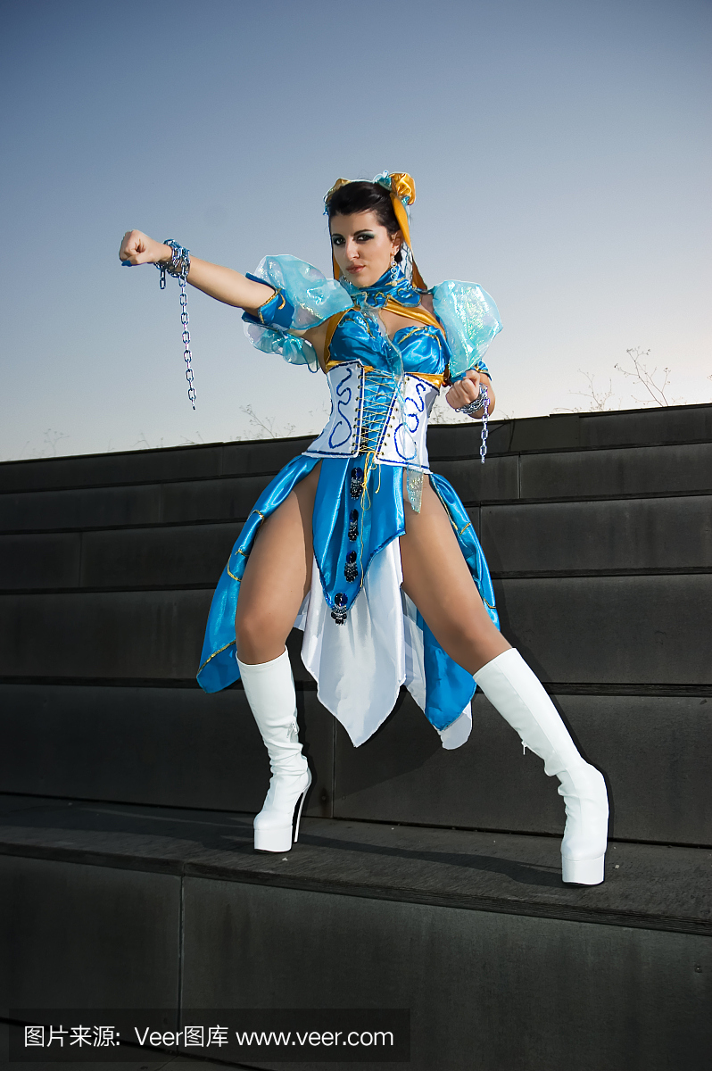 Cosplayers的美女的女人衣服肚脐戳漫画的图片