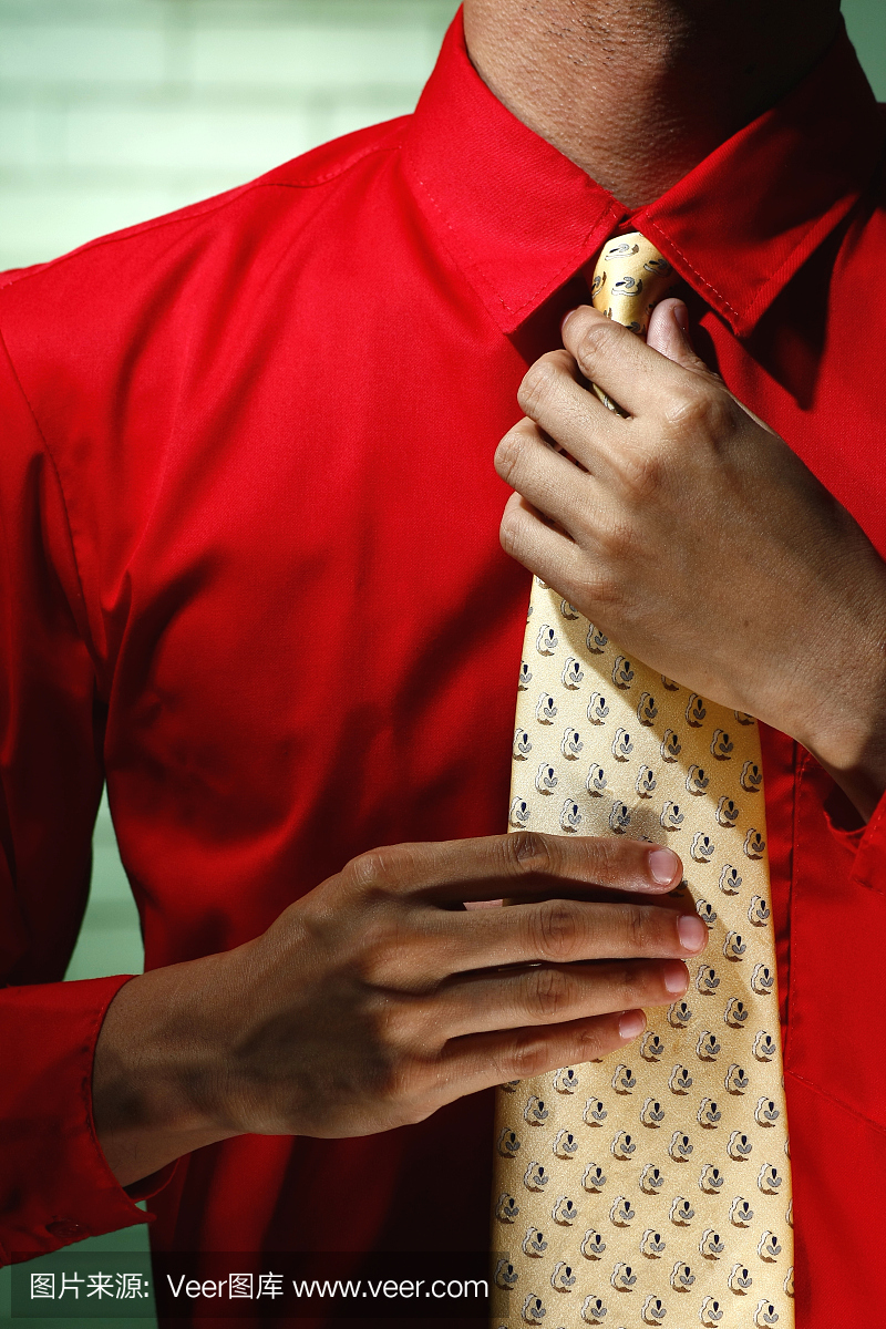 男子穿红色长袖衬衫和黄色领带