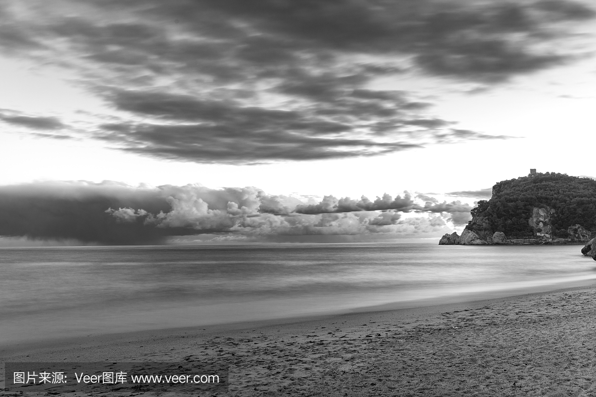 日落在利古里亚海。黑白照片