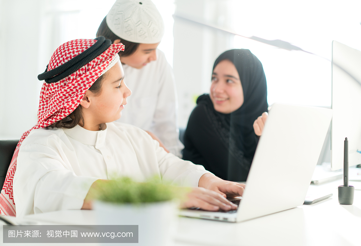 中东学生在笔记本电脑上学习计算机编程