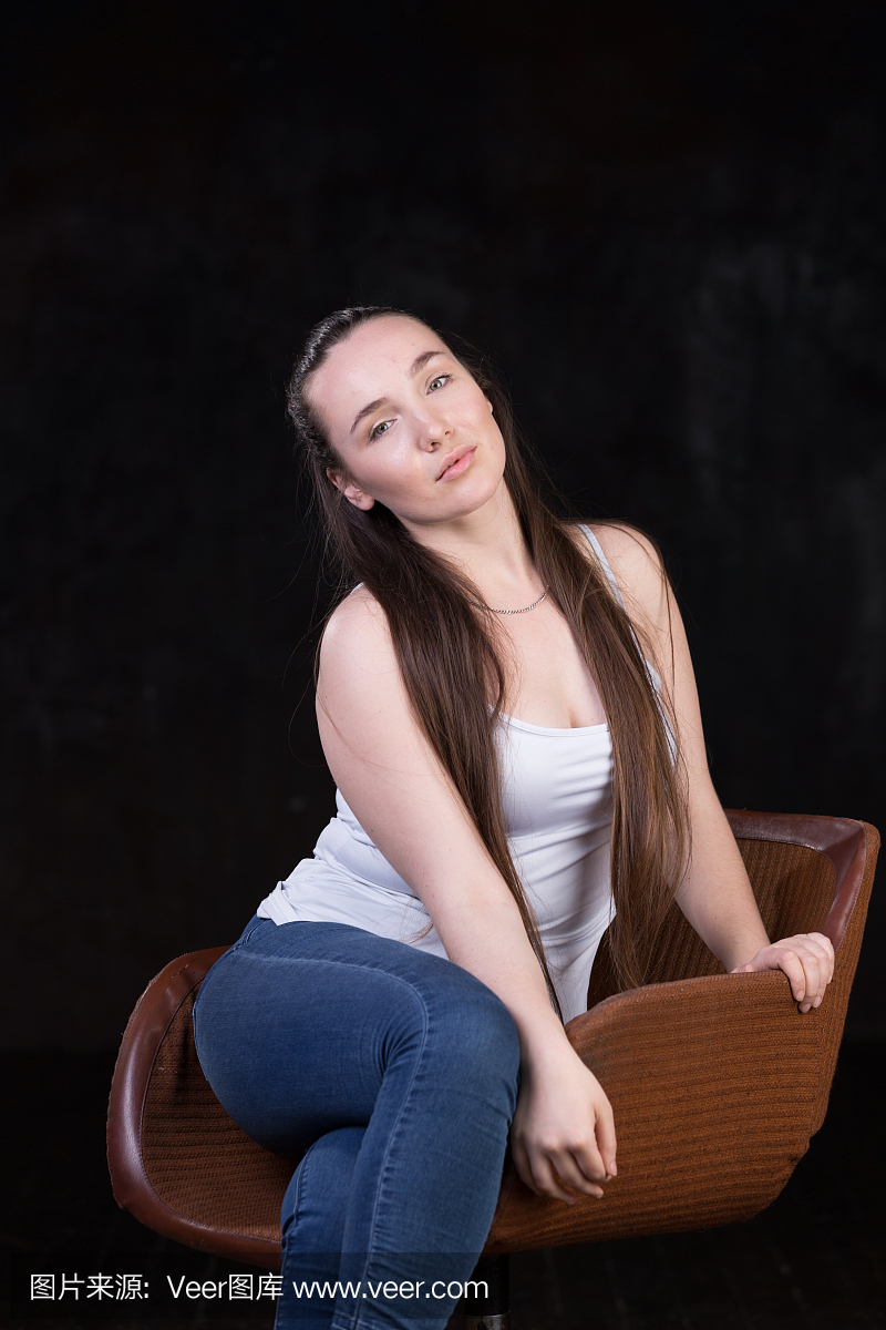 华丽的棕色头发弯曲和蓬勃的精力充沛的隔壁女