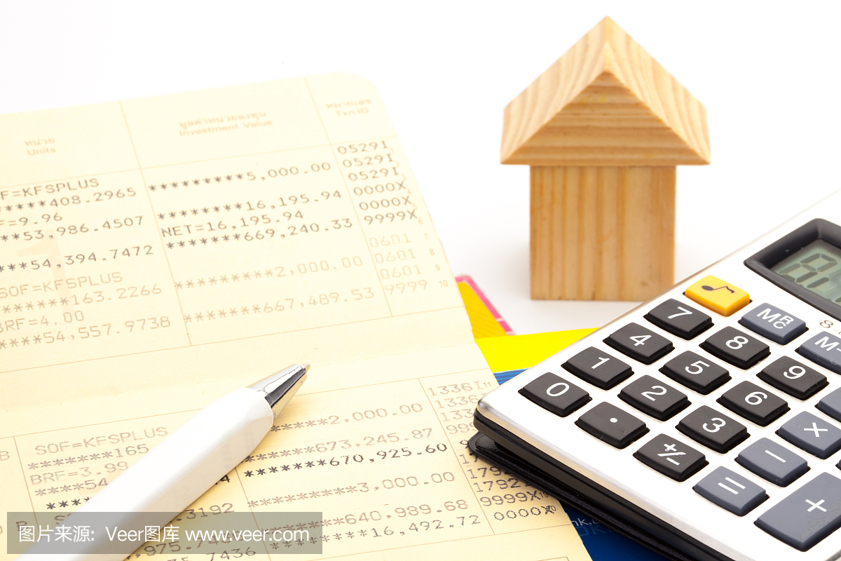 银行帐本,计算器,笔,理财计划购买家庭的概念。