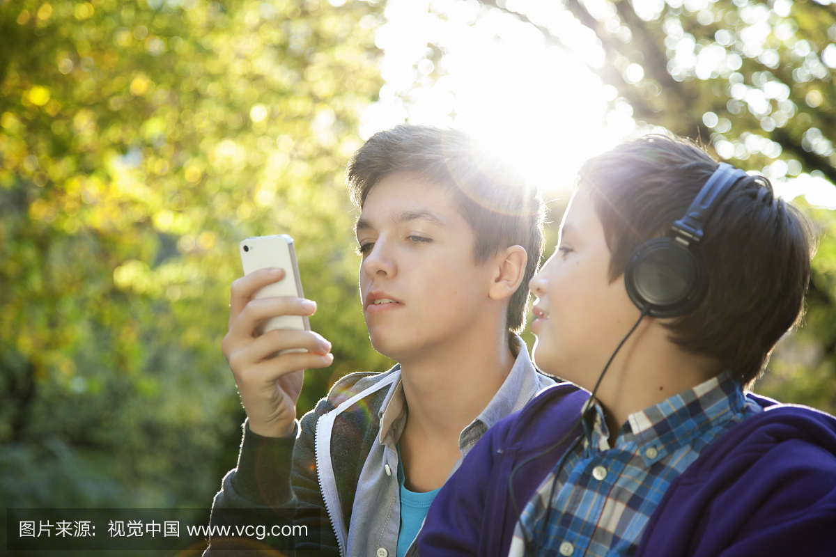 手机和MP3播放器的青少年