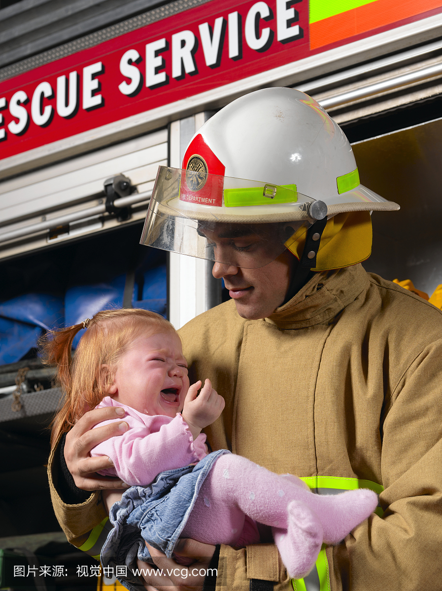 消防员拯救女婴(9-12个月)