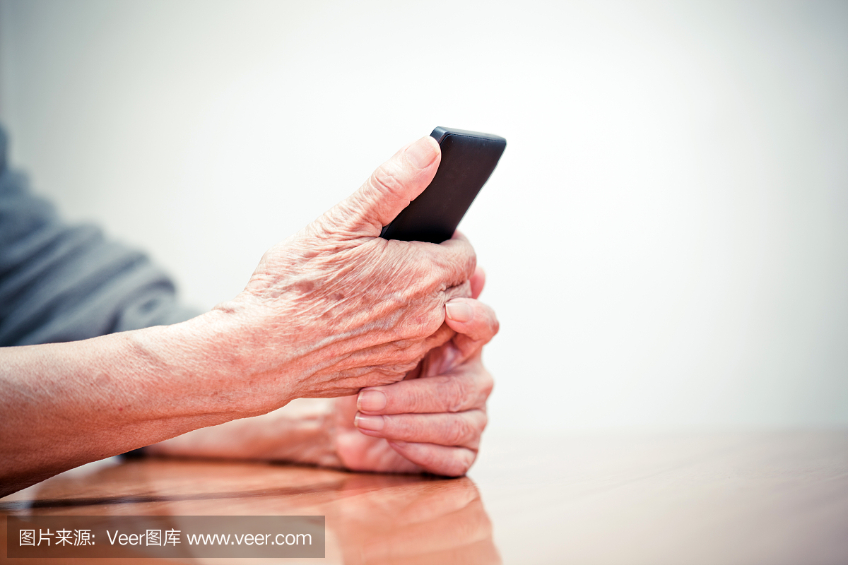 老人用智能手机