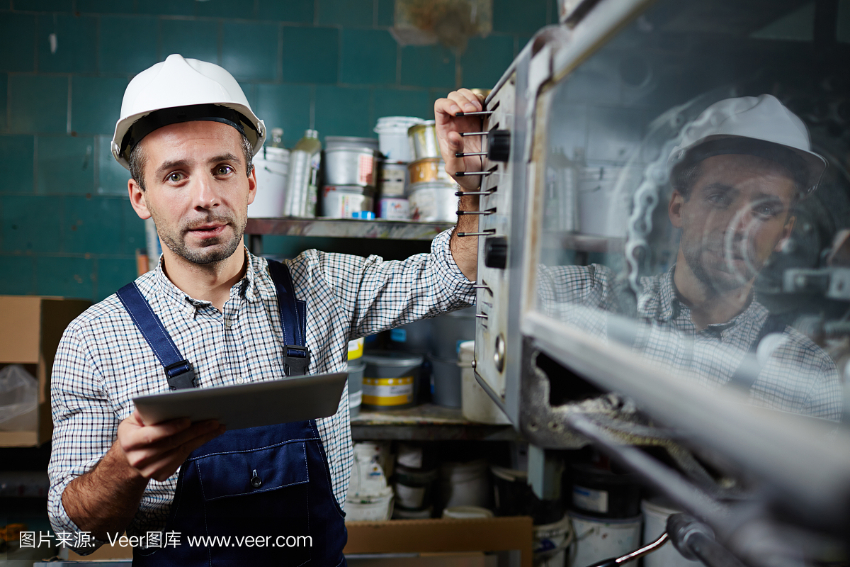 在工厂的修理工