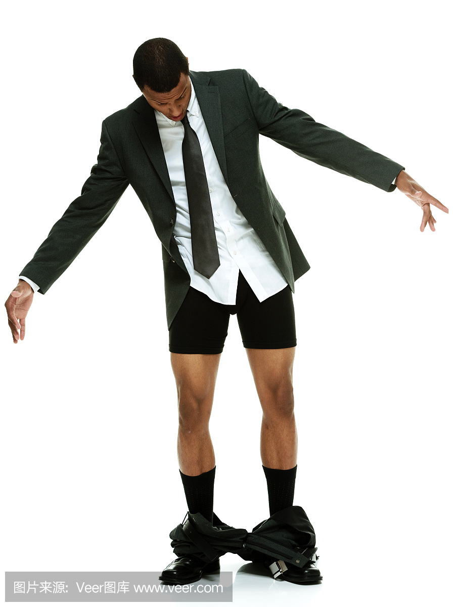 掉裤子,做坏事时被当场抓住,裤子掉了,弄得很狼