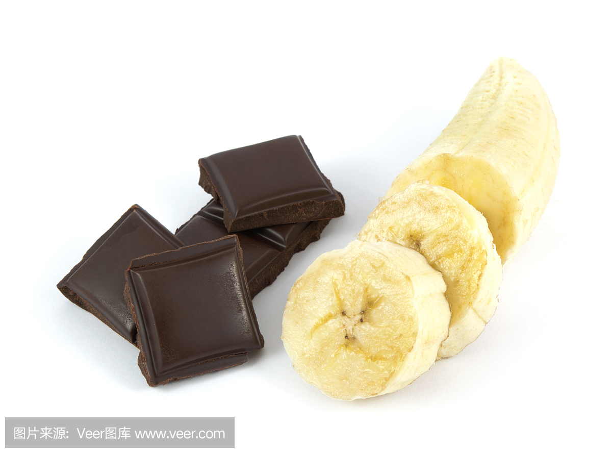 切片和去皮的香蕉与白色隔离的巧克力片