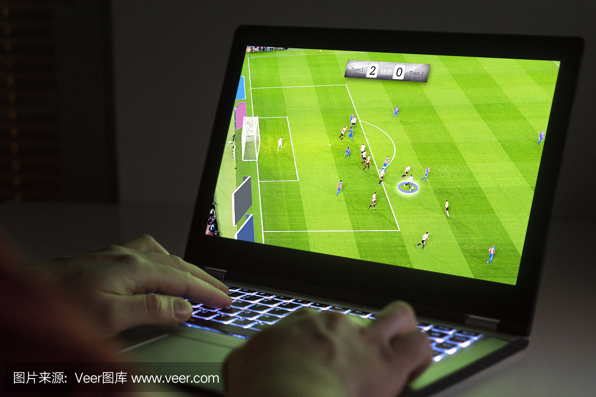 足球或橄榄球视频游戏在笔记本电脑年轻男子玩