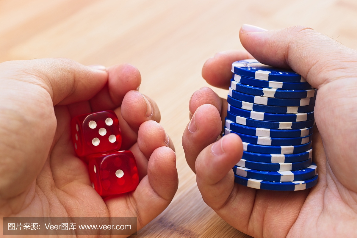 赌博概念图像组成的手拿着赌场筹码和另一只手