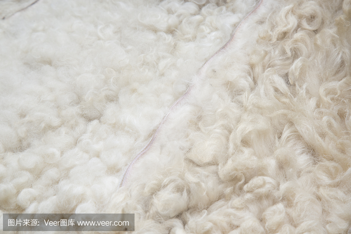 关闭白色的羊皮地毯作为背景。