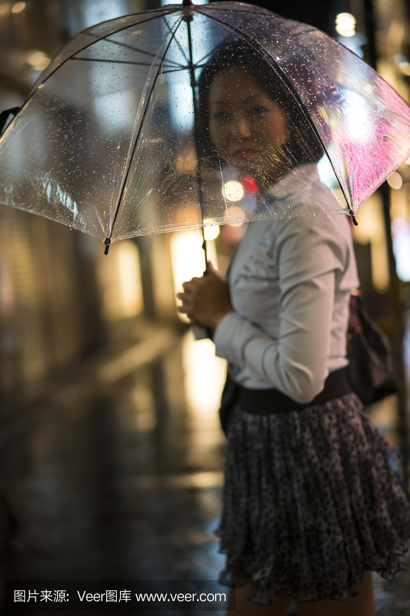 美丽的女人,在日本的透明伞下的肖像。