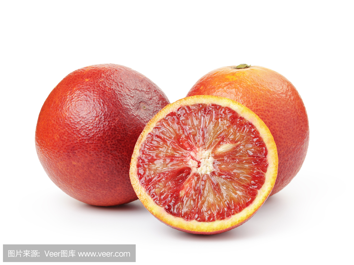 成熟的血红色橙子与一半隔绝在白色