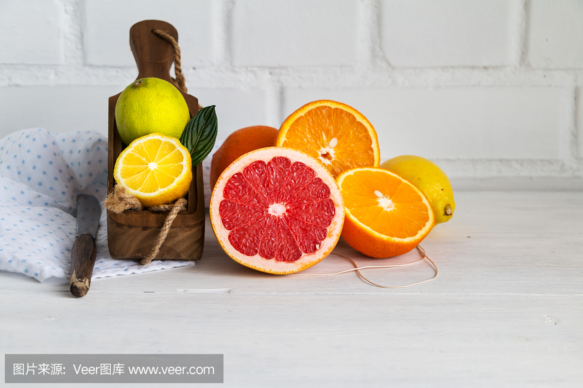 鲜切柑橘类水果 - 葡萄柚,柠檬,橙子,石灰。复制