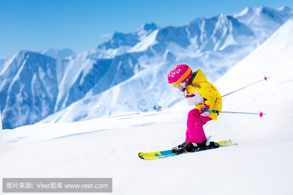 滑雪和雪的乐趣。孩子们滑雪。儿童冬季运动。