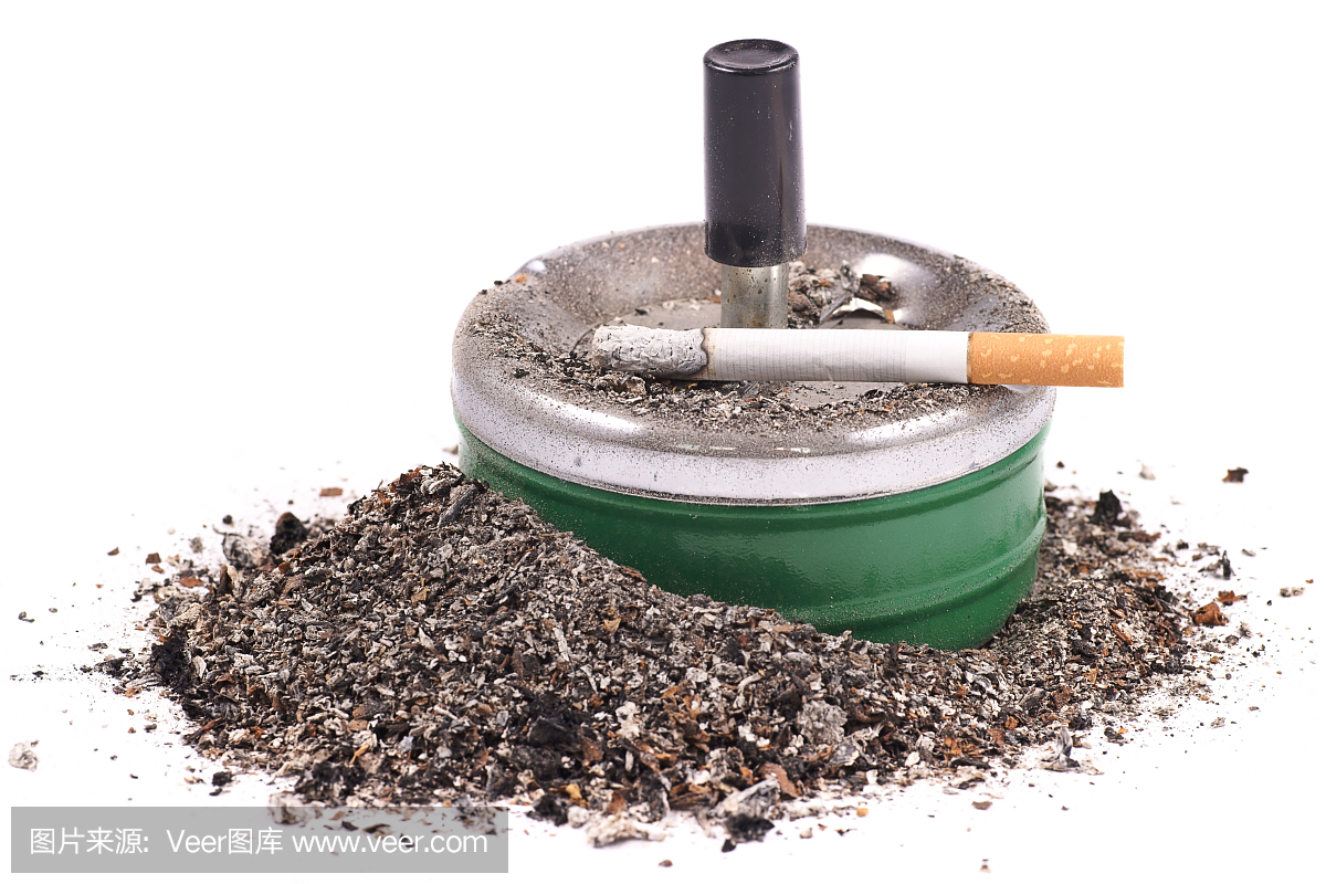 烟灰缸上带有过滤嘴的点烟香烟和灰烬