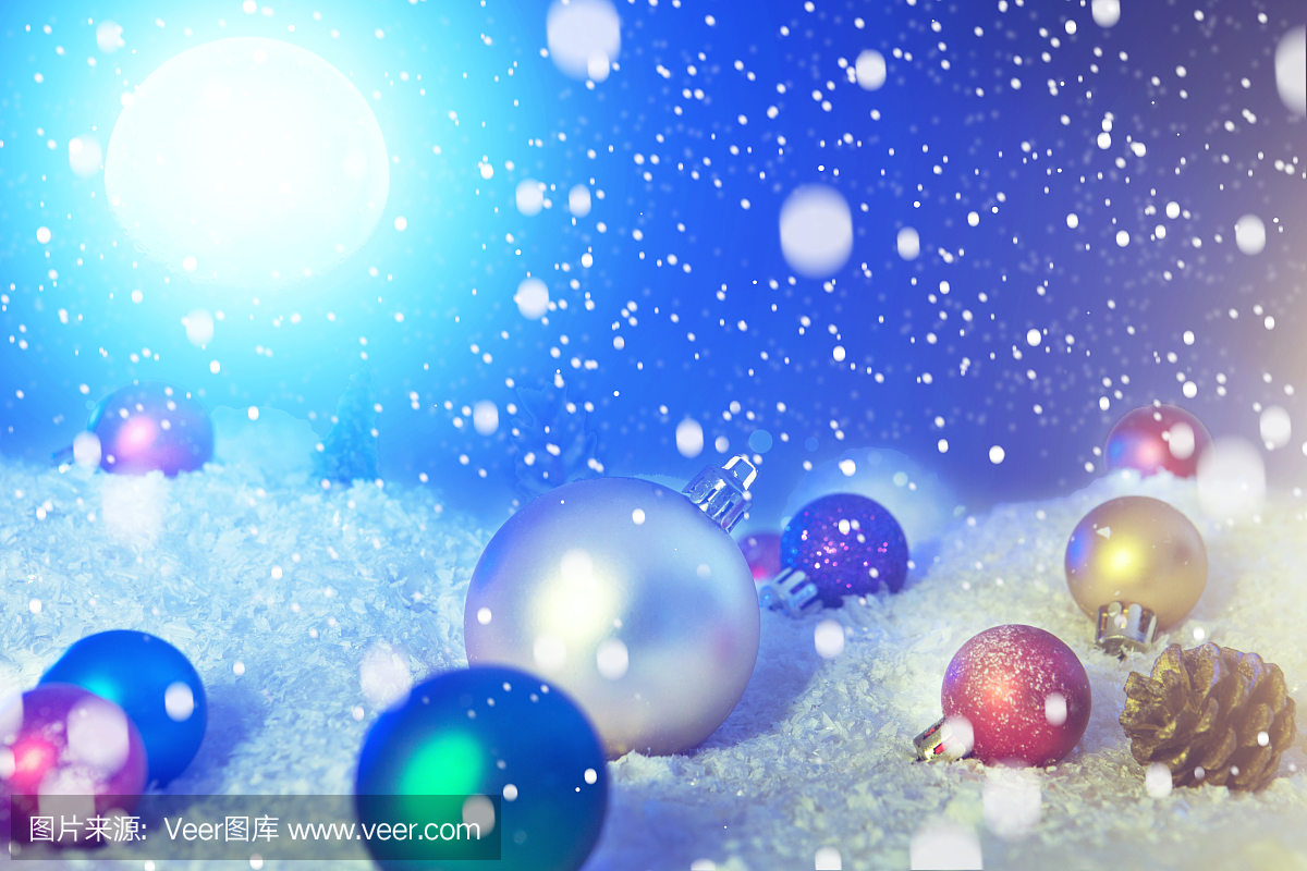 美丽的圣诞球在夜晚的雪地上。圣诞节背景。这