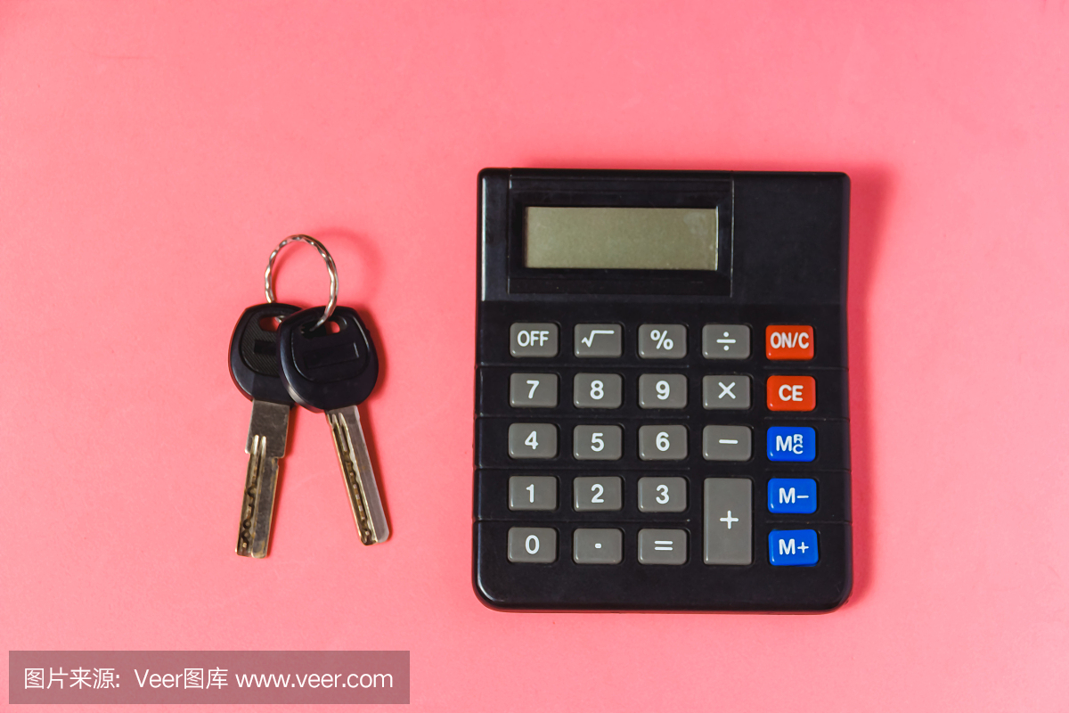 抵押贷款概念与钥匙,纸房子和计算器在粉红色