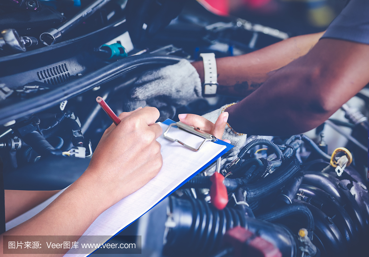 亚洲女工程师和技术人员正在检查机械师并在汽
