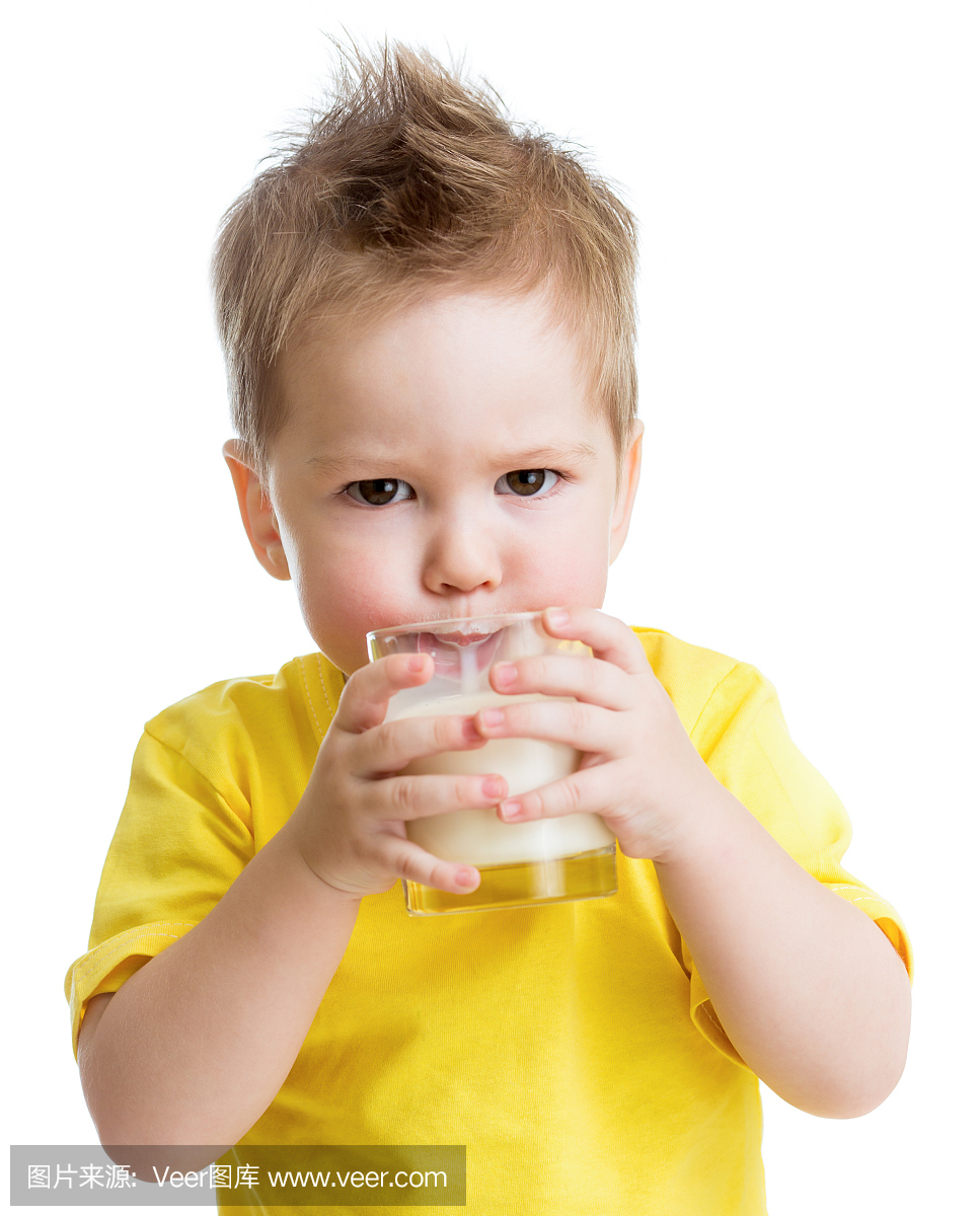 有趣的生孩子从玻璃瓶中喝乳制品