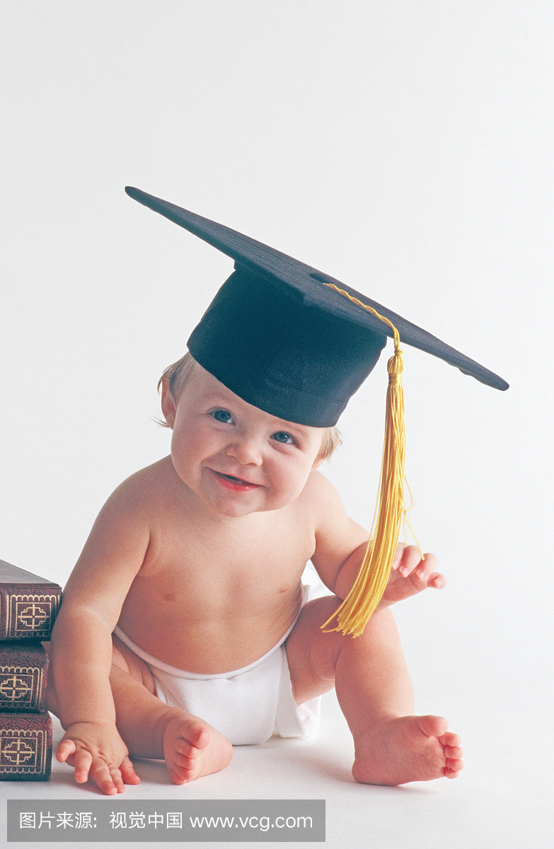 宝宝男孩(2-4个月)佩戴砂浆板毕业帽子