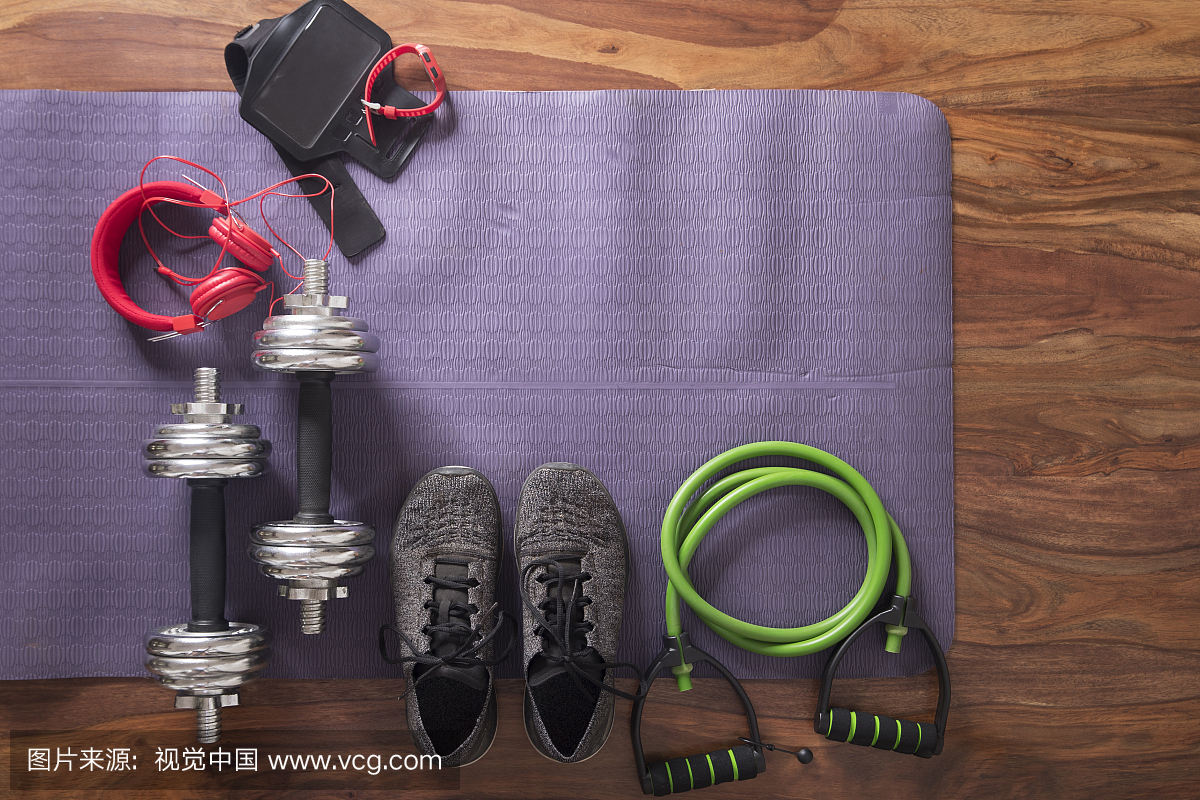 健身器材在瑜珈垫上的平躺图像。