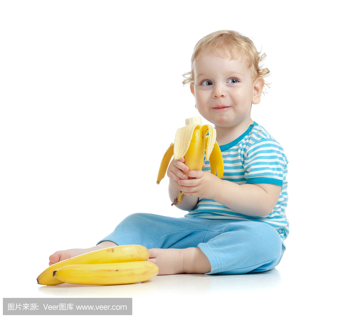 快乐的孩子吃白色隔离的健康食品水果