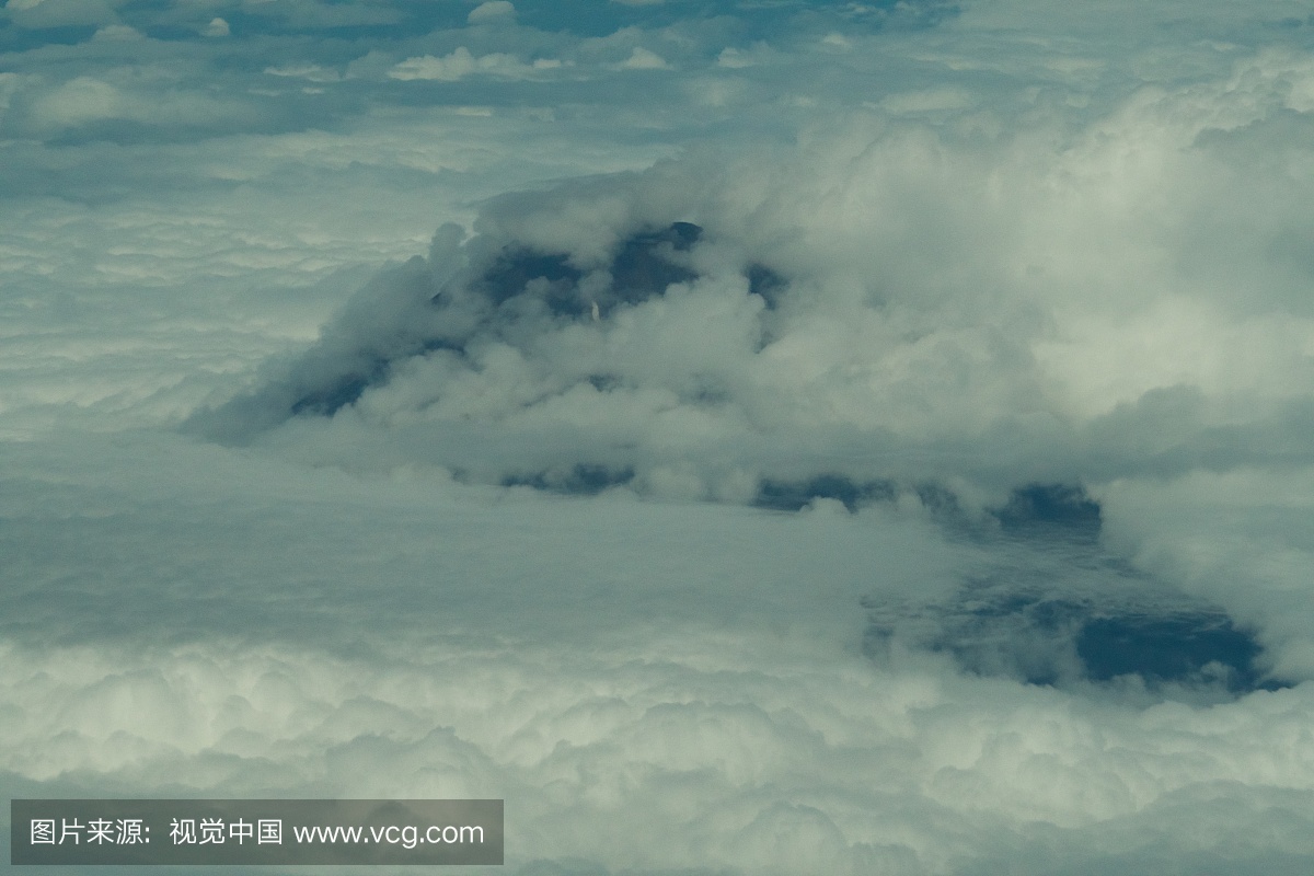 云包裹了山。富士在夏季的一天时间从飞机鸟瞰