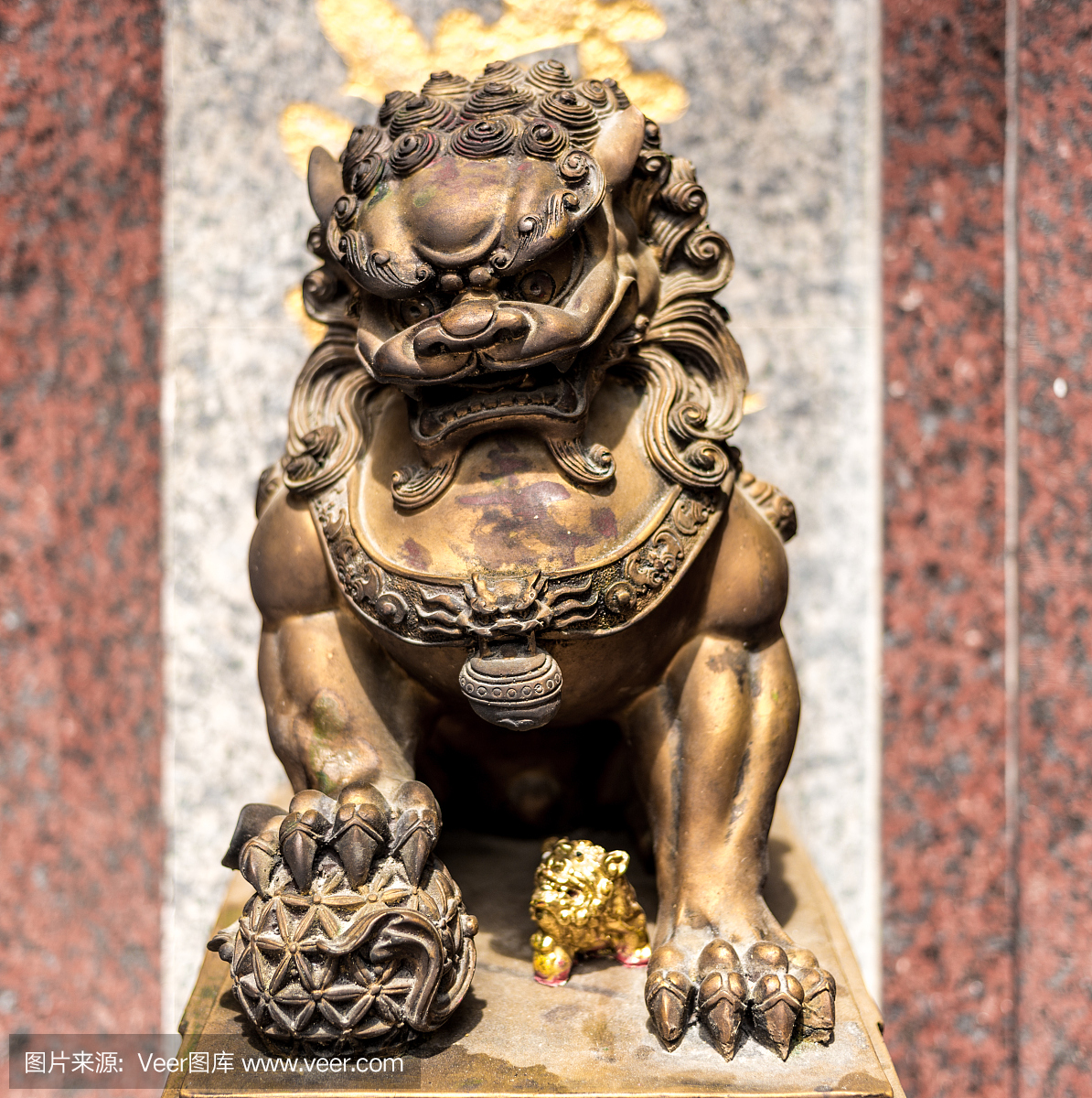 中国青铜狮子雕像与花岗岩背景。