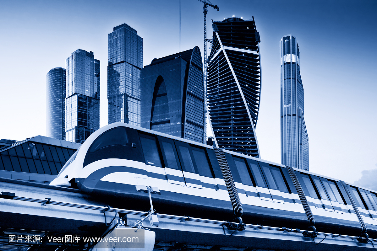 摩天大楼和单轨火车。蓝色色调的图像