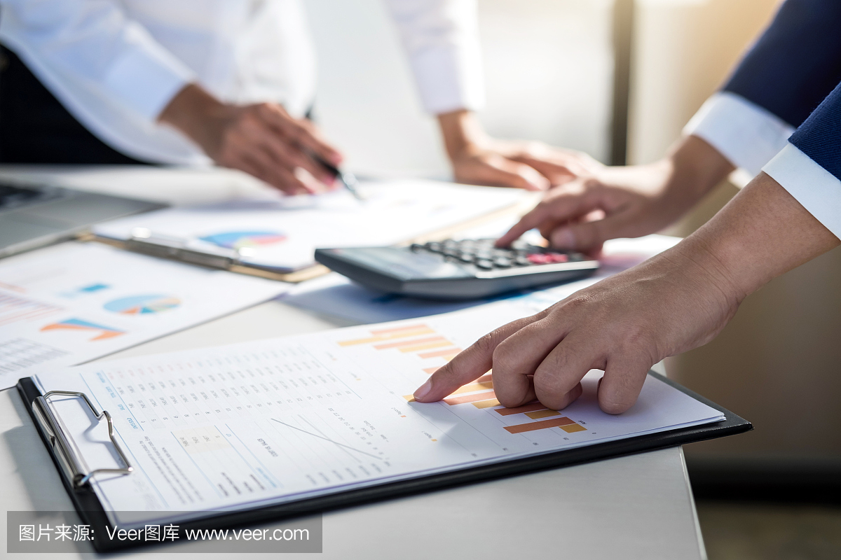 商业伙伴在财务文件图报告,专业职业工作分析