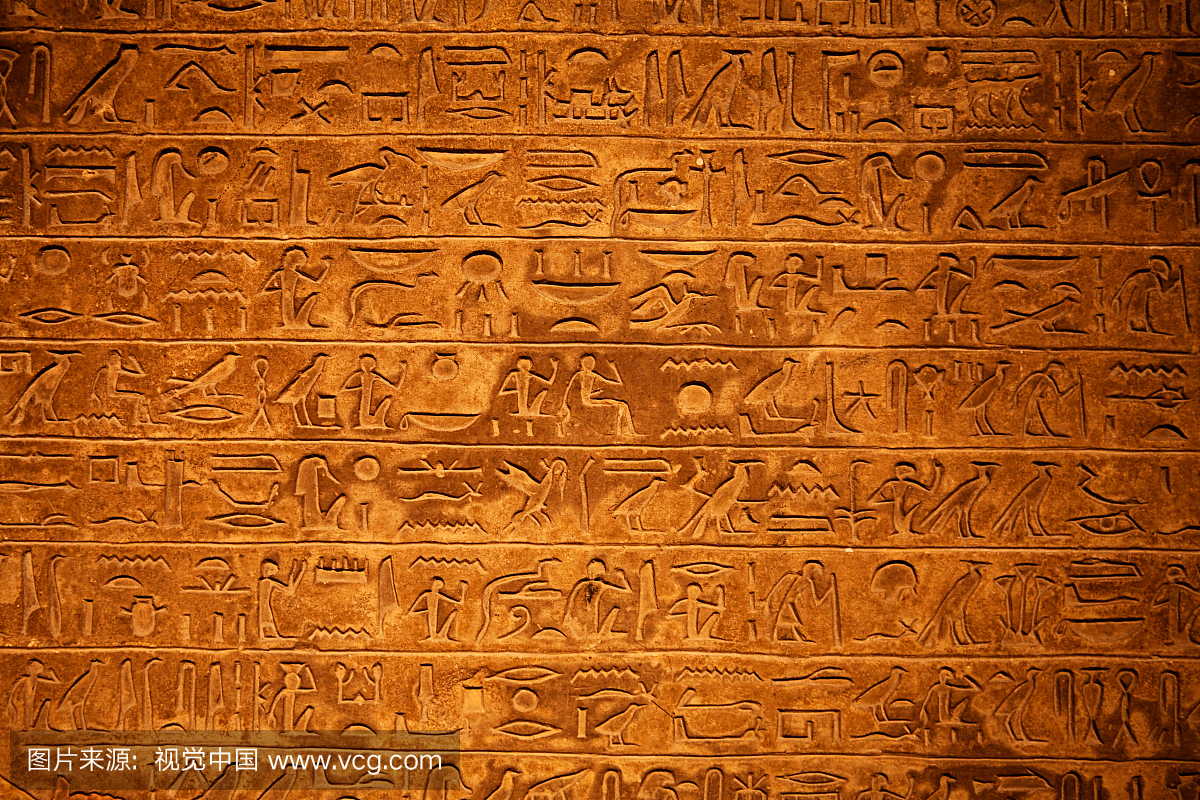 埃及象形文字在一块米色的石头上