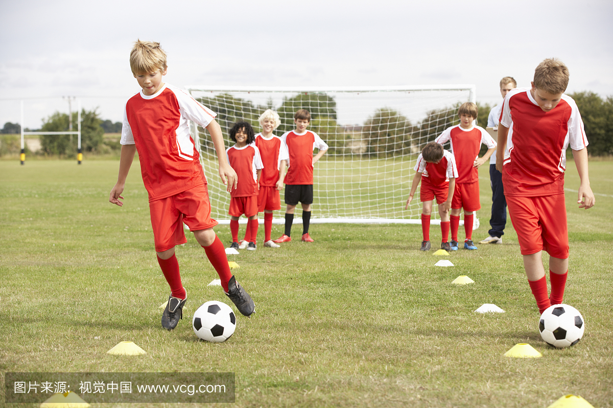 初级足球队训练与教练