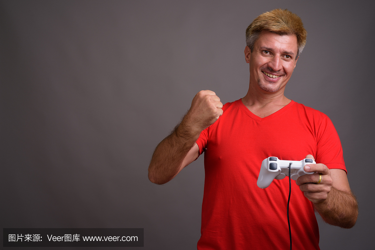 工作室射击的男人与金发穿红色衬衫灰色背景