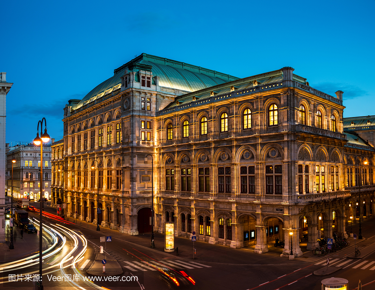 维也纳国家歌剧院在晚上
