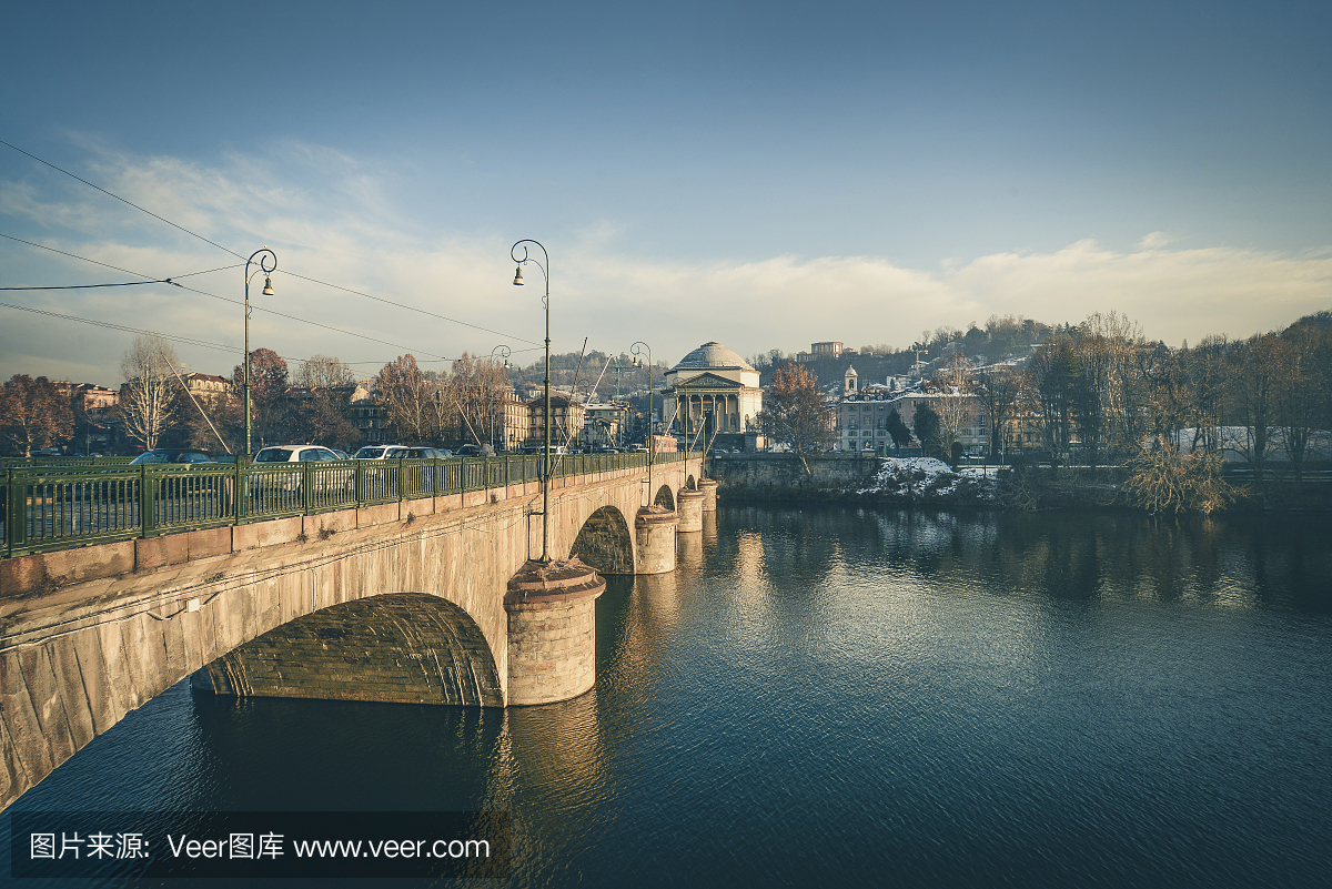 波河和通往意大利都灵大马德雷教堂的桥梁