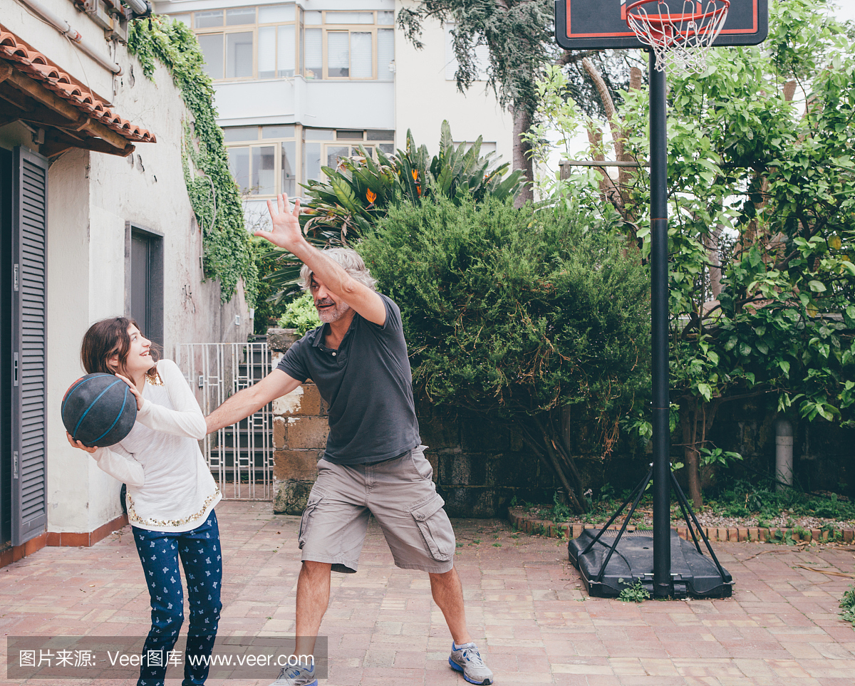 与她父亲打篮球的女孩